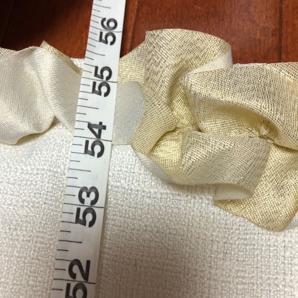 Cream/gold 55” tree skirt - Picture 4 of 6